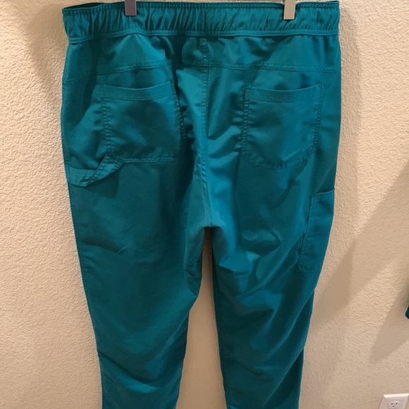 Men's Balance V-Neck Scrub Top & Zip Fly Scrub Pants Set - Picture 13 of 14